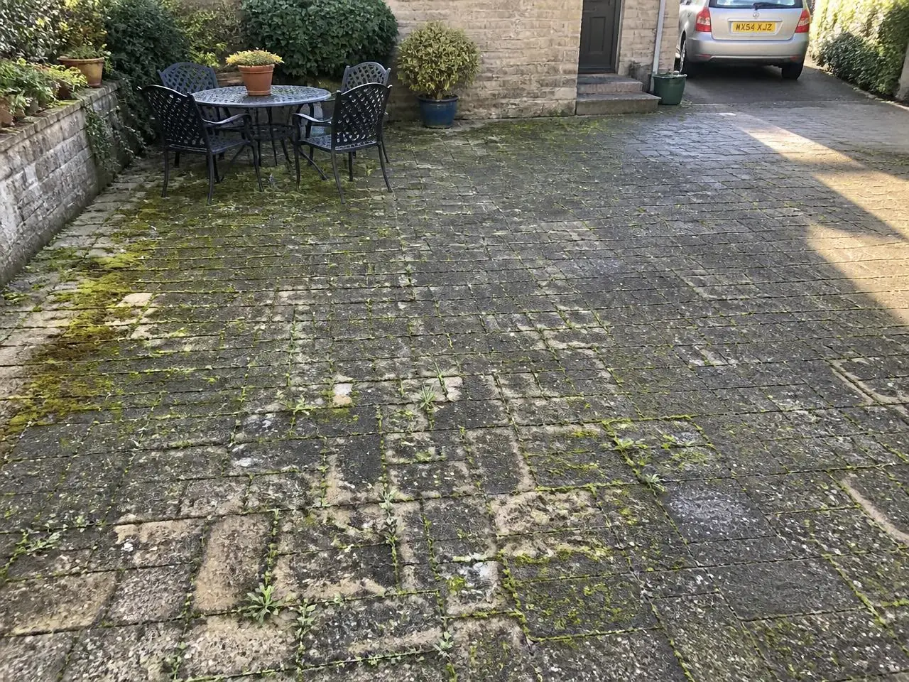Nettoyage de dallage et terrasse à Crottet — avant